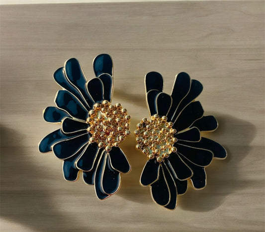 black flower decor stud earring